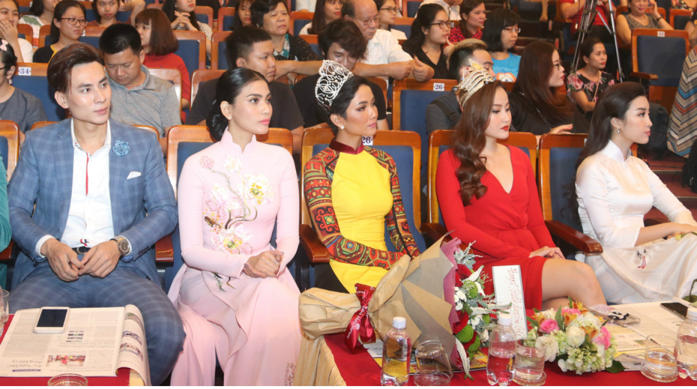 Á hậu Trương Thị May nổi bật ở hàng ghế khách mời