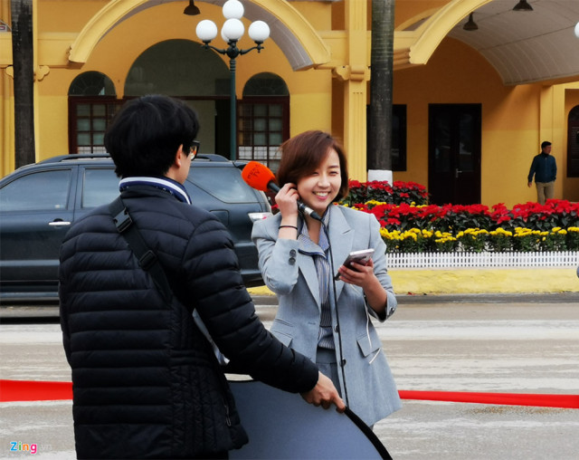 Trong ảnh là nữ phóng viên HeeYun của hãng thông tấn Hàn Quốc Yonhap đang dẫn buổi tường thuật trực tiếp.