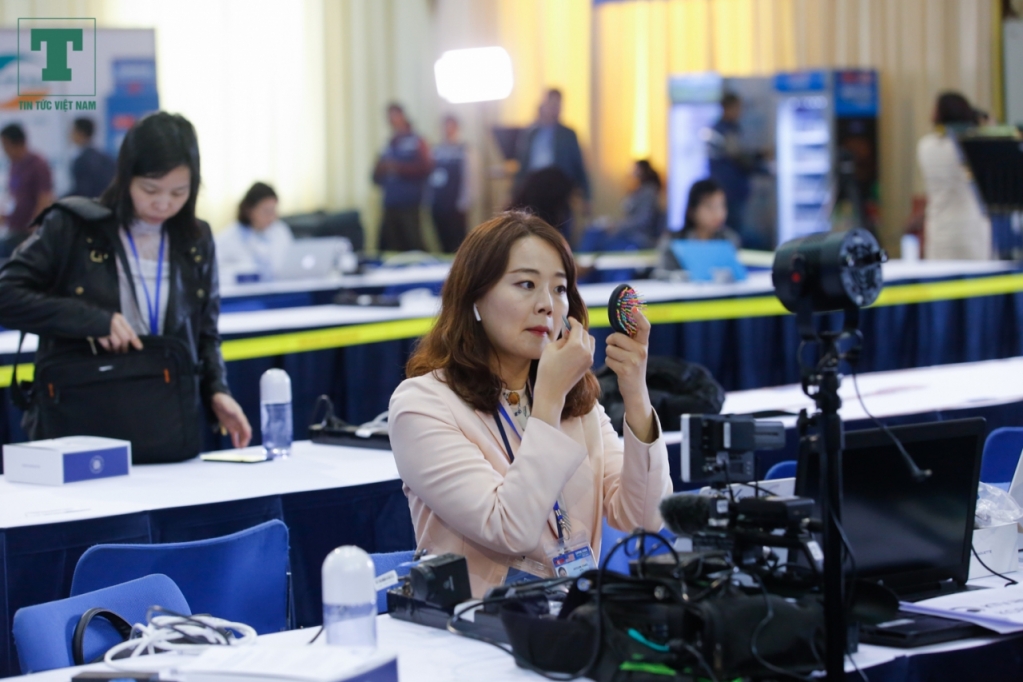 Nữ bình luận viên của đài KBS trang điểm để lên sóng ngay tại Trung tâm Báo chí