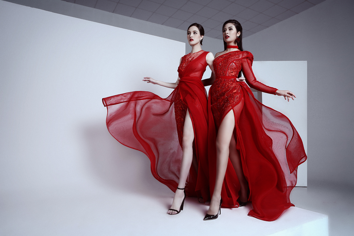 Bộ sưu tập mới của NTK Hà Duy có tên “Lady in Red” với các trang phục dạ hội có gam màu đỏ rực. Theo Hà Duy, đây là màu của tình yêu nồng cháy, quyến rũ nhưng cũng ẩn chứa cả sự phiêu lưu, nguy hiểm. 