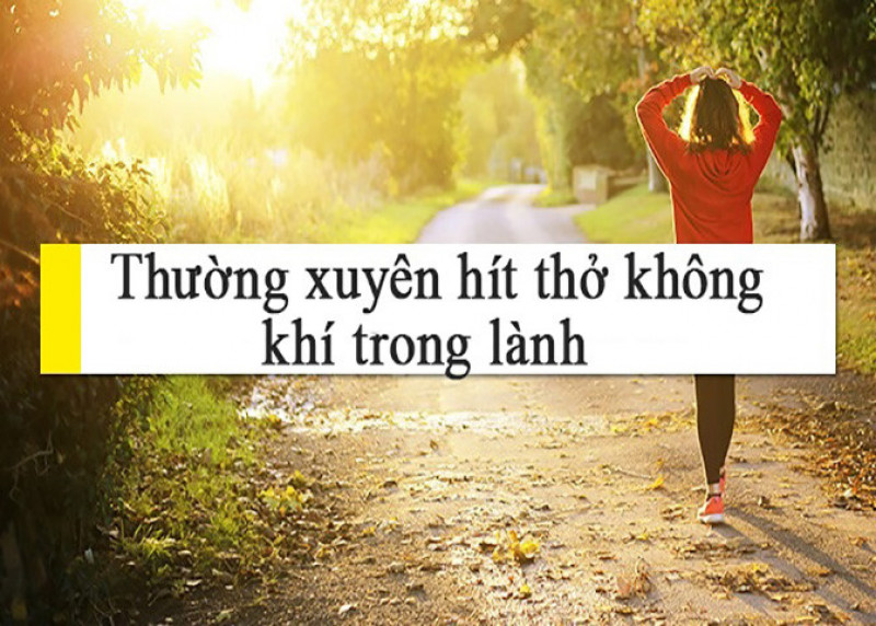 Tiếp xúc với ánh sáng ban ngày sẽ giúp điều chỉnh đồng hồ sinh học của cơ thể. Nếu ban ngày càng tiếp xúc nhiều với ánh nắng, thì ban đêm sẽ càng dễ ngủ.