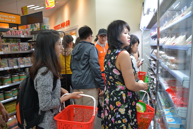 Ngoài những dòng sản phẩm được nhập khẩu trực tiếp từ nước ngoài, 7-Eleven còn thiết kế riêng cho thị trường Việt Nam danh mục hơn 100 món ăn tươi ngon, đa dạng, linh hoạt thay đổi theo nhu cầu trong ngày.