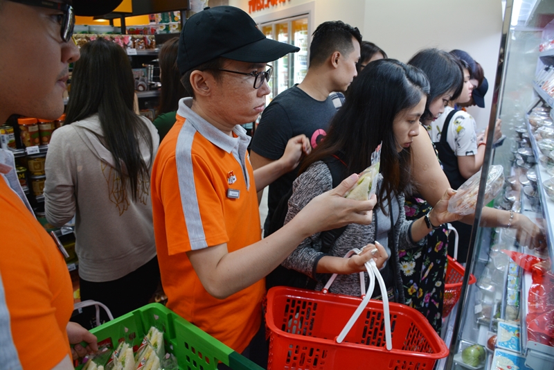 Hàng hóa tại 7-Eleven được bày bán giống nhiều siêu thị, cửa hàng tiện lợi khác. Do lượng khách đông nên đội ngũ nhân viên phục vụ phải thường xuyên cung cấp hàng lên kệ. 