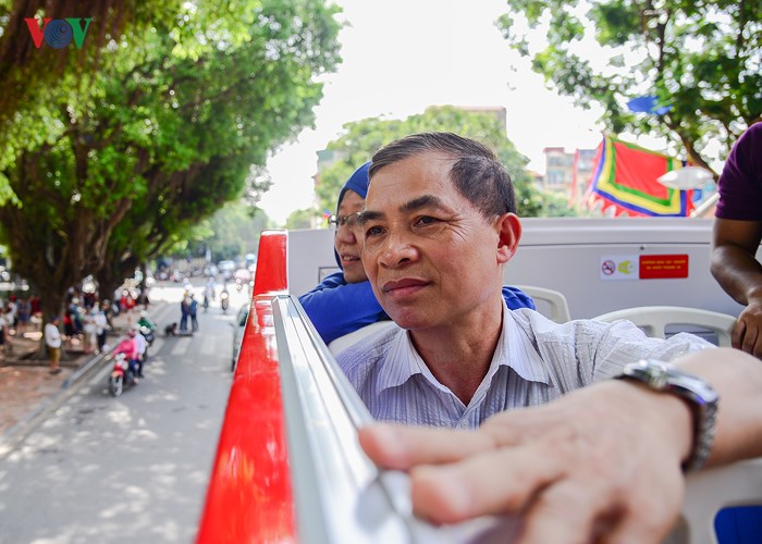 Những người đầu tiên sử dụng dịch vụ xe buýt 2 tầng tại Hà Nội tỏ ra khá thích thú và bày tỏ tín hiệu lạc quan với loại hình du lịch này.