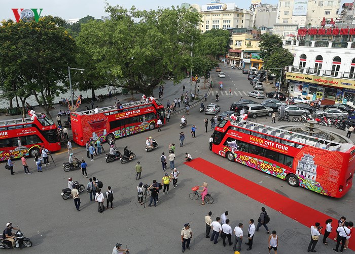 Ông Nguyễn Công Nhật, Tổng giám đốc Tổng công ty Vận tải Hà Nội (Transerco) cho biết tuyến buýt sử dụng loại xe cao cấp, hở mui, cho phép du khách thoải mái ngắm nhìn những cảnh quan của thành phố từ trên cao. 