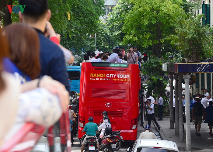  Hà Nội hiện có 3 xe buýt với tần suất tour đều đặn 30 phút/chuyến từ 9h sáng đến 17h hàng ngày.
