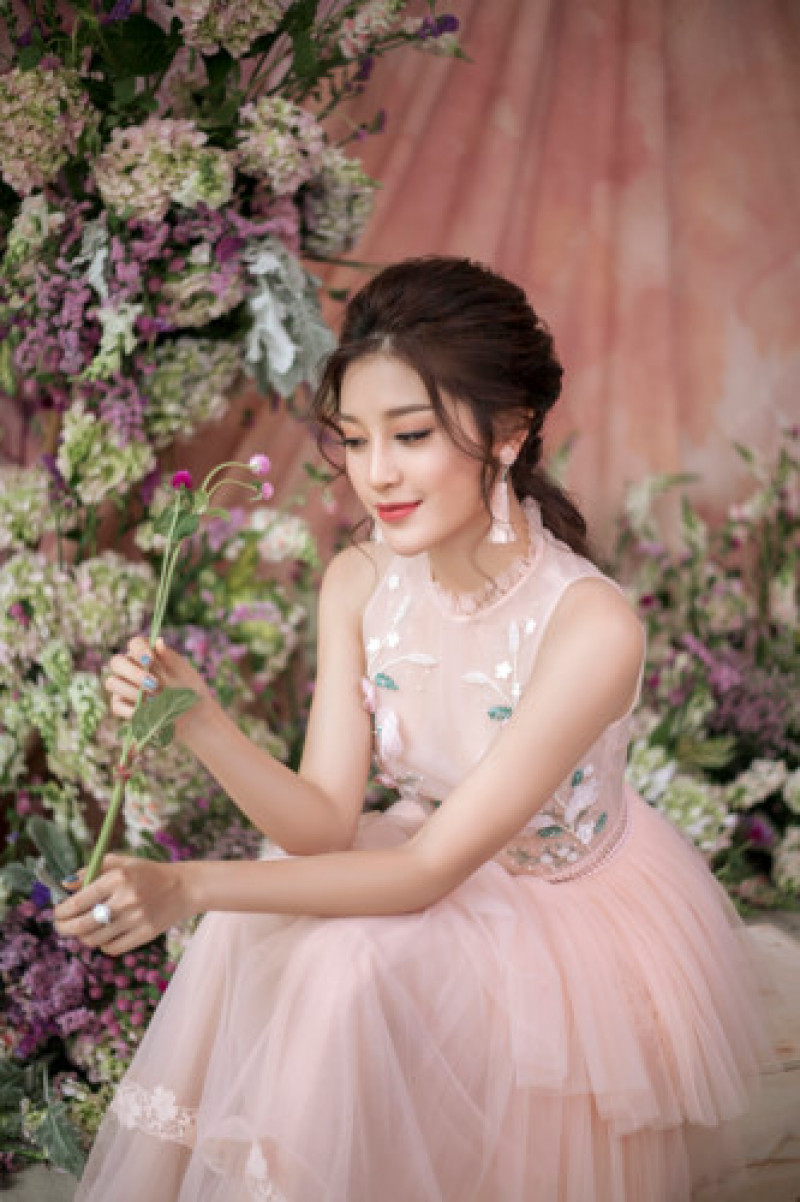 Gam màu chủ đạo trong bộ sưu tập tiếp tục là những cung bậc cảm xúc ngọt ngào của pastel hay vẻ thanh lịch, nhẹ nhàng của sắc trắng. 