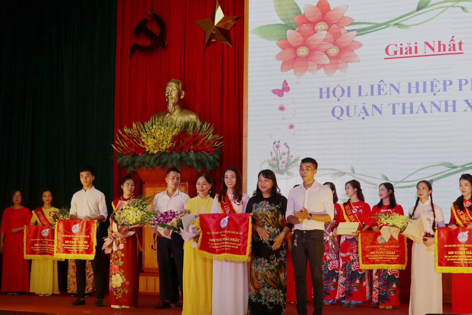 Bà Nguyễn Thị Thu Thuỷ -  Phó chủ tịch Hội LHPN Hà Nội trao giải Nhất cho Hội LHPN quận Thanh Xuân.
