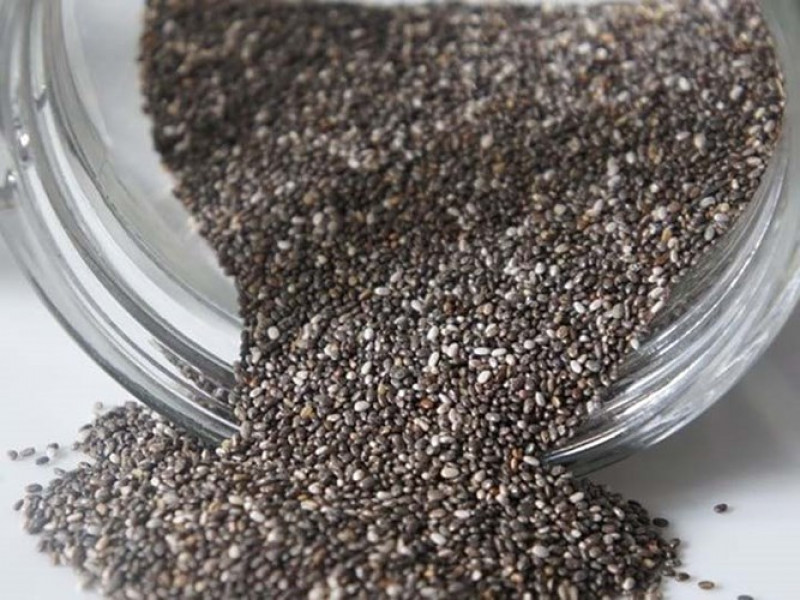 Hạt Chia có rất nhiều khoáng chất cần thiết, chứa gần 11g chất xơ chỉ trong 2 muỗng canh chia, và có thể bảo vệ bạn khỏi bệnh tim và bệnh tiểu đường. Vì vậy, nếu bạn muốn sống lâu hơn, hãy chắc chắn rằng bạn thêm chúng vào thực đơn hàng ngày.