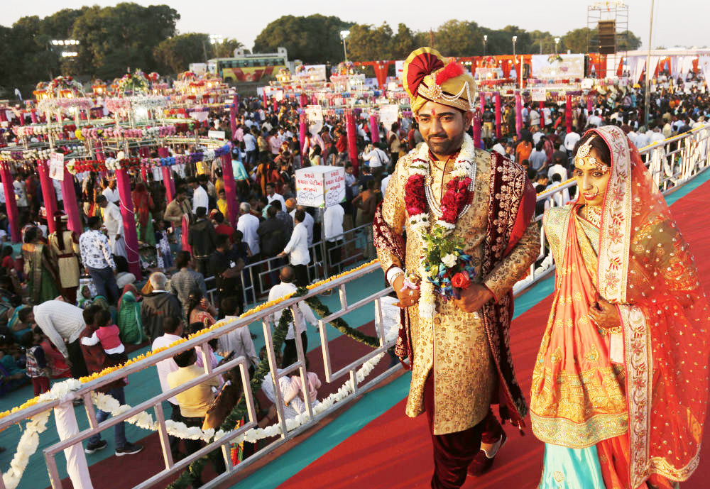 Cặp vợ chồng mới cưới thực hiện nghi thức truyền thống. 