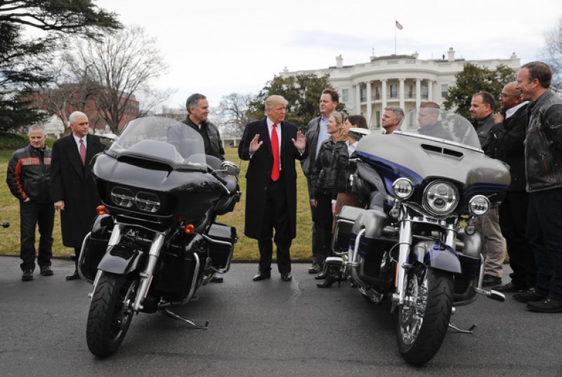 Tân Tổng thống Mỹ và phó Tổng thống Mike Pence gặp gỡ Giám đốc điều hành của hãng mô tô Harley Davidson tại South Lawn (một khu đặc biệt của Nhà Trắng) ngày 2/2 vừa qua.