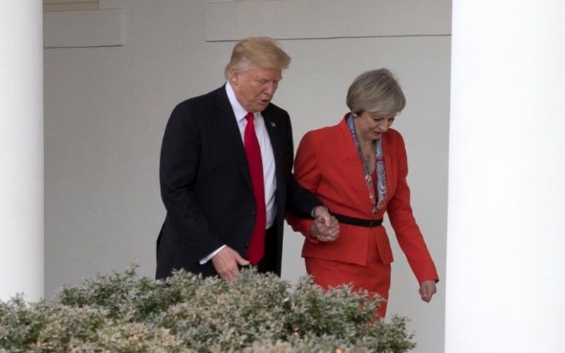 Khoảnh khắc Thủ tướng Anh Theresa May dạo bước cùng Tổng thống Donald Trump ngoài Phòng Bầu dục, ngày 27/1. Với chuyến thăm 2 ngày, thủ tướng Anh là lãnh đạo thế giới đầu tiên chính thức tới Mỹ và gặp gỡ tân Tổng thống.