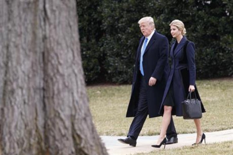 Tổng thống Donald Trump cùng ái nữ Ivanka dự lễ truy điệu lính Mỹ thiệt mạng trong vụ đột kích diệt khủng bố ở Yemen, được tổ chức tại bang Delaware.