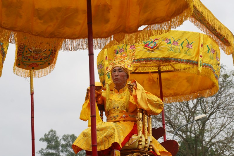 Mỗi năm, người dân trong làng lại chọn ra những người cao tuổi xứng đáng để vào vai Vua, Chúa và 4 quan cận thần. Năm nay, ông Nguyễn Tất Phú (71 tuổi) có vinh dự đóng vai vua. Trước đây, ông Phú từng vào vai quan.