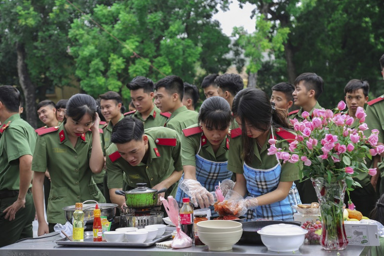 Với những bạn trẻ này, nấu ăn cũng căng thẳng không kém việc học tập, rèn luyện để trở thành người chiến sĩ ANND. 