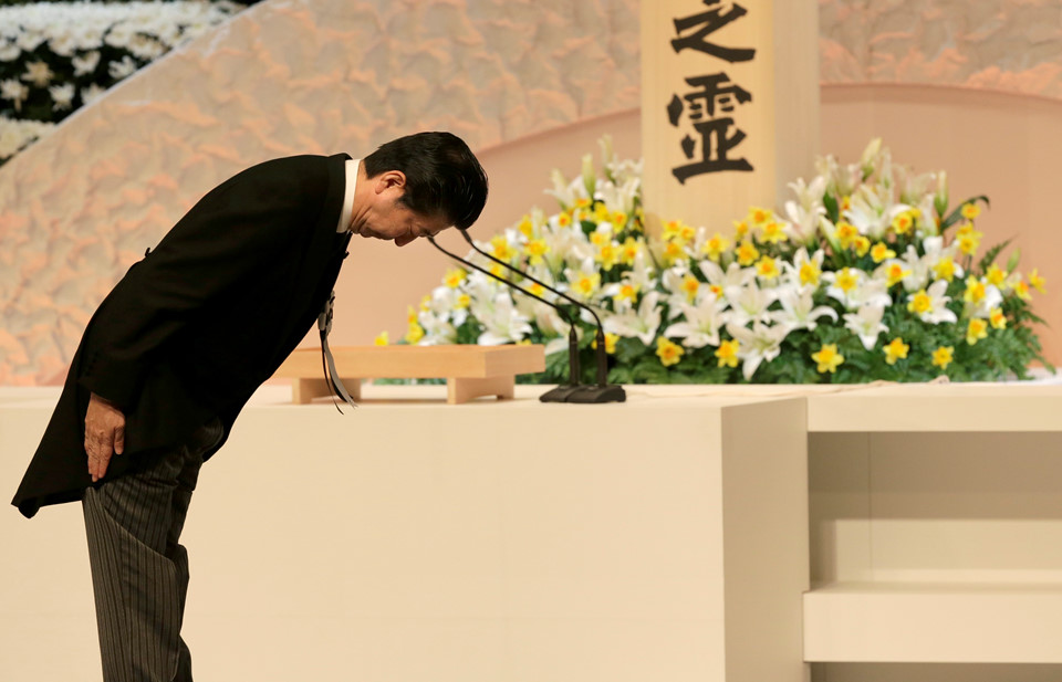 Ngày 11/3, người dân trên khắp Nhật Bản đồng loạt tưởng niệm những nạn nhân thiệt mạng trong thảm họa động đất và sóng thần cách đây 7 năm. Thảm họa kép đã khiến 18.446 người chết và mất tích, 6.152 người bị thương , gần 160.000 người mất nhà cửa. Thủ tướng Nhật Bản Shinzo Abe cúi đầu mặc niệm trong lễ tưởng niệm quốc gia diễn ra ở thủ đô Tokyo đêm 11/3. 

