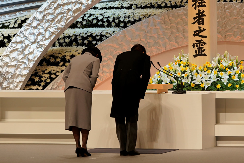 Hoàng tử Nhật Bản Akishino và Công nương Kiko đại diện hoàng gia trong lễ tưởng niệm ở Tokyo.