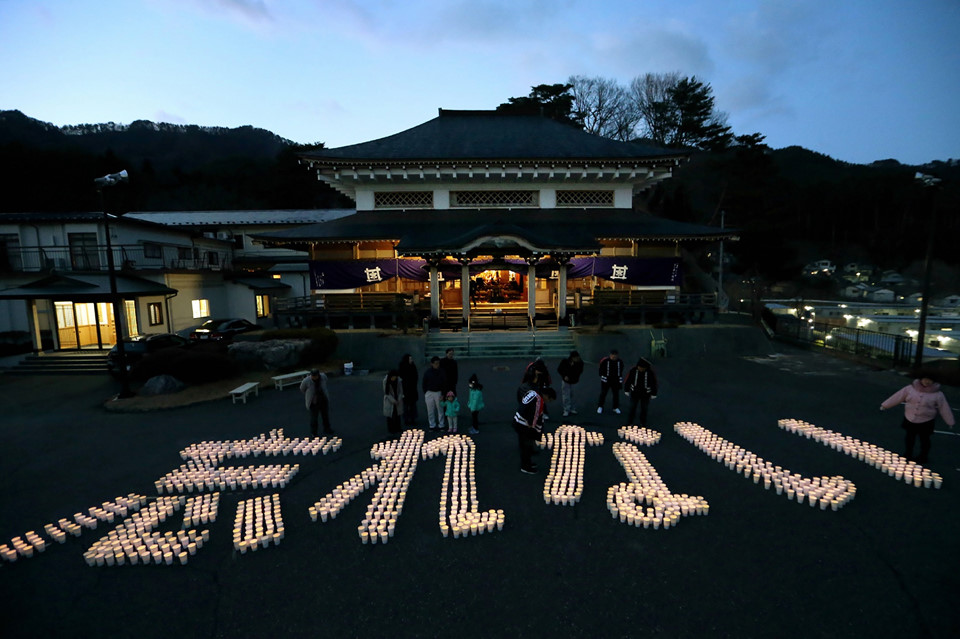 Khẩu hiệu với ý nghĩa “Không bao giờ quên lãng” được xếp từ những chiếc đèn nhỏ trước đền Senjuin ở thành phố Kamaishi, tỉnh Iwate.
