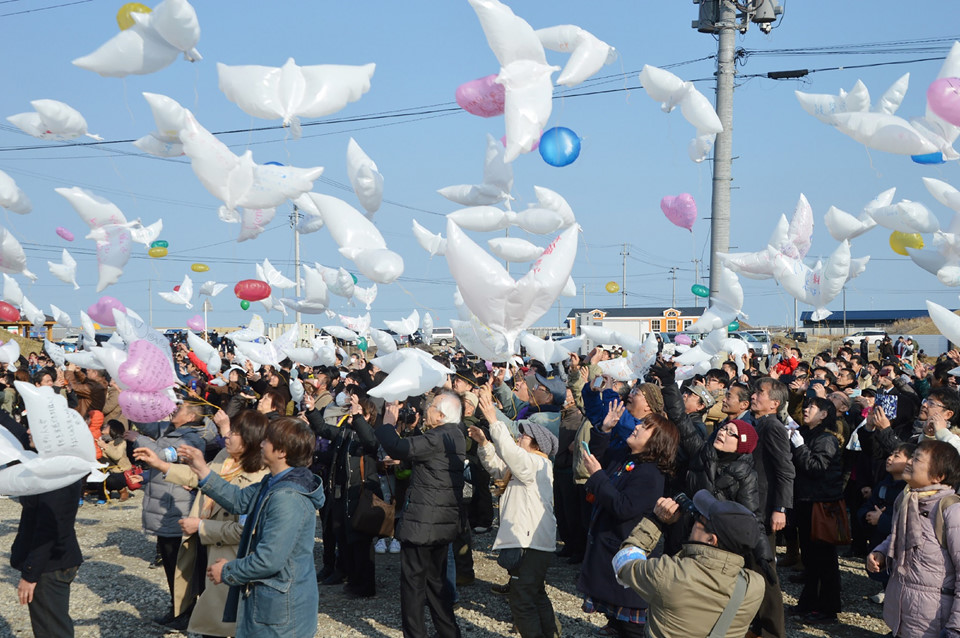 Người dân ở Natori, tỉnh Miyagi, thả bóng bay tưởng niệm các nạn nhân.