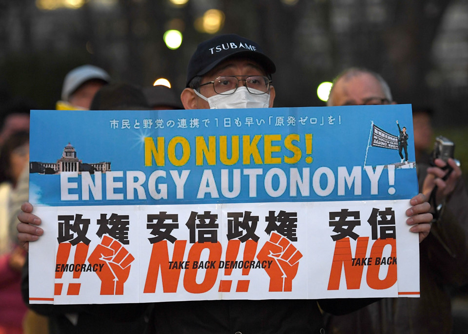 Một người dân ở Tokyo tham gia biểu tình phản đối năng lượng hạt nhân. Sau sự cố ở nhà máy điện hạt nhân Fukushima, hàng chục nghìn người được yêu cầu sơ tán khỏi phạm vi 20 km quanh các lò phản ứng của nhà máy Fukushima I. 7 năm sau, quá trình xử lý các lò phản ứng vẫn là thách thức lớn với Nhật Bản.
