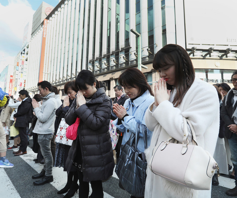 Người dân thủ đô đang tập trung trước trung tâm mua sắm Ginza để cầu nguyện cho các nạn nhân.