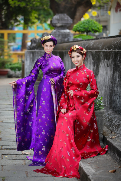 Bộ sưu tập này được lấy cảm hứng từ chất liệu gấm lụa và những hoàng hậu, cung phi trong vương triều xưa, cho thấy vẻ đẹp Việt không phai nhòa theo năm tháng. 