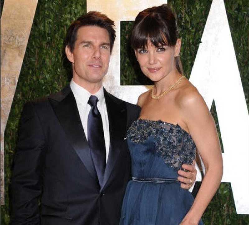 Tom Cruise đã cầu hôn Katie Holmes trên đỉnh tháp Eiffel ở Paris hoa lệ sau khi dùng chung bữa tối tại nhà hàng hạng sang. Katie gật đầu đồng ý ngay sau đó.