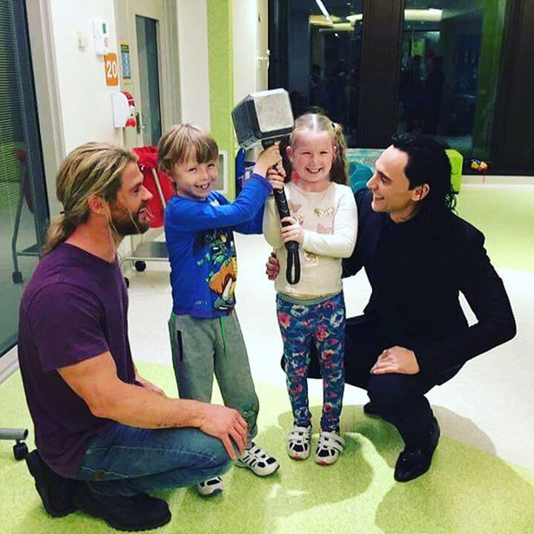 Tom Hiddleston & Chris Hemsworth đến thăm Viện Nhi Lady Cilento tại Queensland, Australia, trong tháng 8.