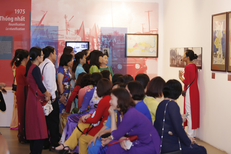 Với nhiều nữ cán bộ của Agribank, đây là lần đầu tiên được tham quan địa danh gắn với nhiều mốc son lịch sử của các thế hệ phụ nữ Việt Nam