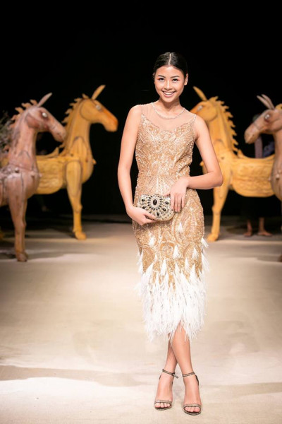 Top 5 Hoa hậu Việt Nam được coi  là “bản sao” của Tăng Thanh Hà bởi sở hữu gương mặt đẹp và nụ cười tỏa nắng. Chiếc đầm mà Đào Hà diện nằm trong BST mà NTK Hà Duy đã kỳ công thực hiện trong vòng 2 tháng. 
