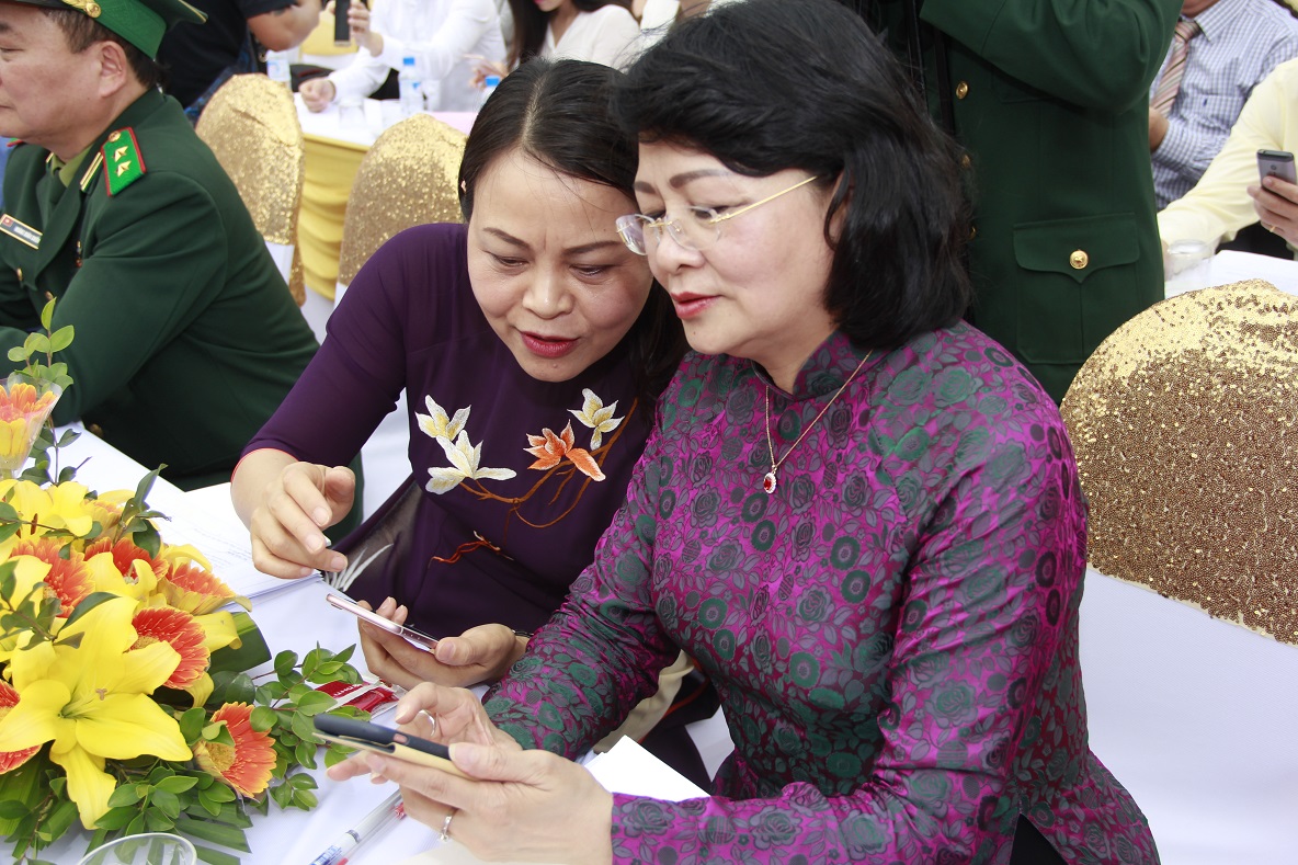 Tại buổi lễ, Phó Chủ tịch nước Đặng Thị Ngọc Thịnh và Chủ tịch Hội LHPNVN Nguyễn Thị Thu Hà cùng nhắn tin tham gia chương trình nhắn tin ủng hộ phụ nữ nghèo vùng biên giới với cú pháp BC gửi 1409 (mỗi tin nhắn 20.000 đồng).
