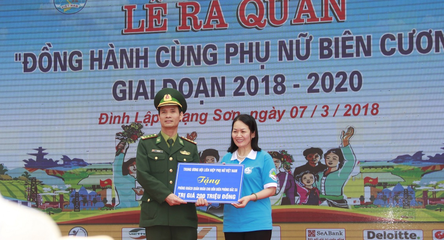 Phó Chủ tịch Hội LHPNVN Bùi Thị Hòa trao tặng nguồn lực hỗ trợ xây dựng phòng khách quân nhân cho Đồn biên phòng Bắc Xa (huyện Đình Lập - Lạng Sơn)