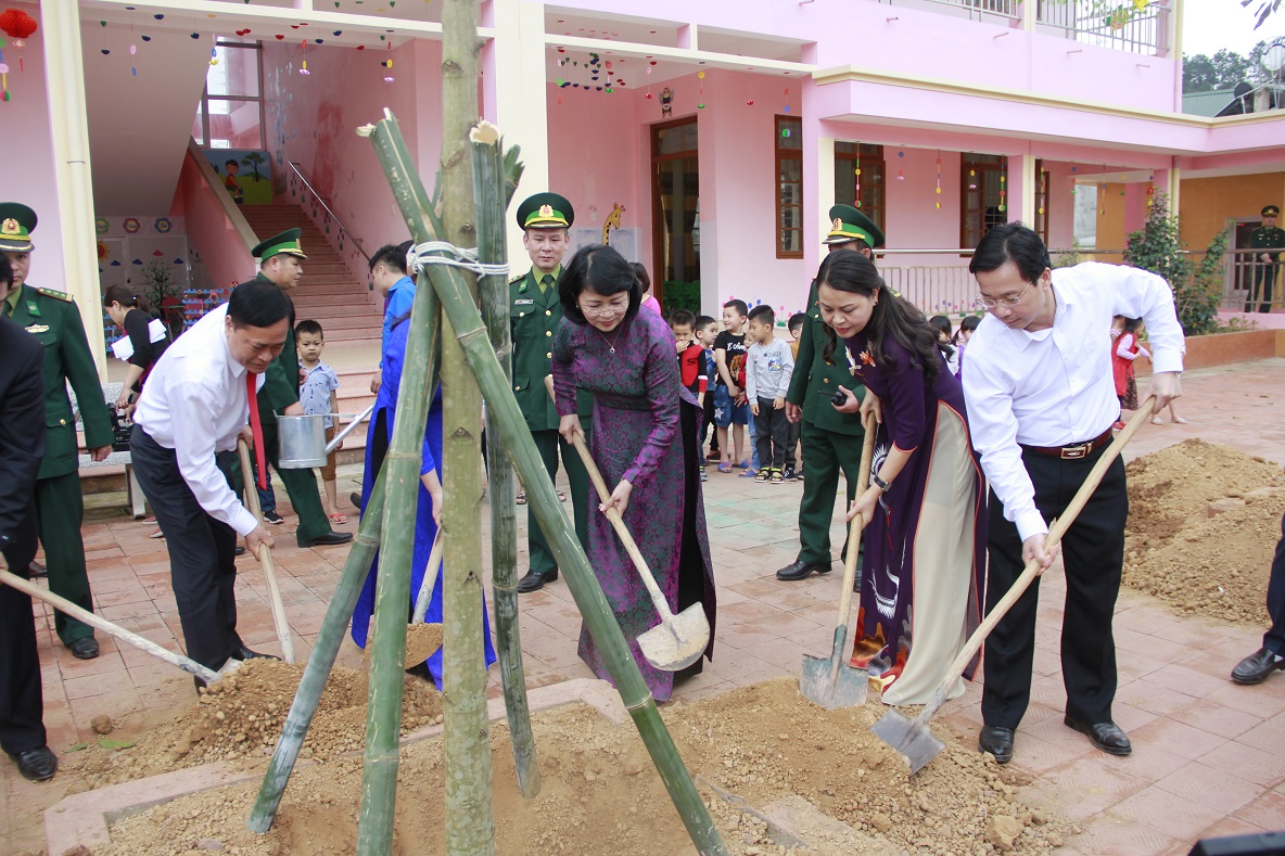 Trong khuôn khổ chương trình, lãnh đạo Đảng và Nhà nước, Hội LHPNVN, Bộ tư lệnh Bộ đội biên phòng trồng cây lưu niệm tại thị trấn Đình Lập, tỉnh Lạng Sơn