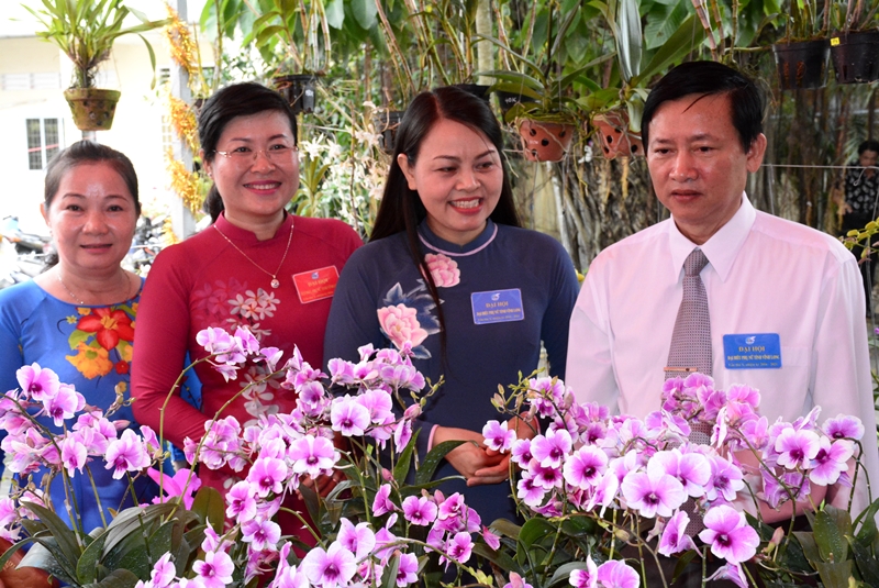 Chủ tịch Hội LHPN Việt Nam Nguyễn Thị Thu Hà (thứ 2 từ phải sang) tham quan gian triển lãm tại Đại hội.