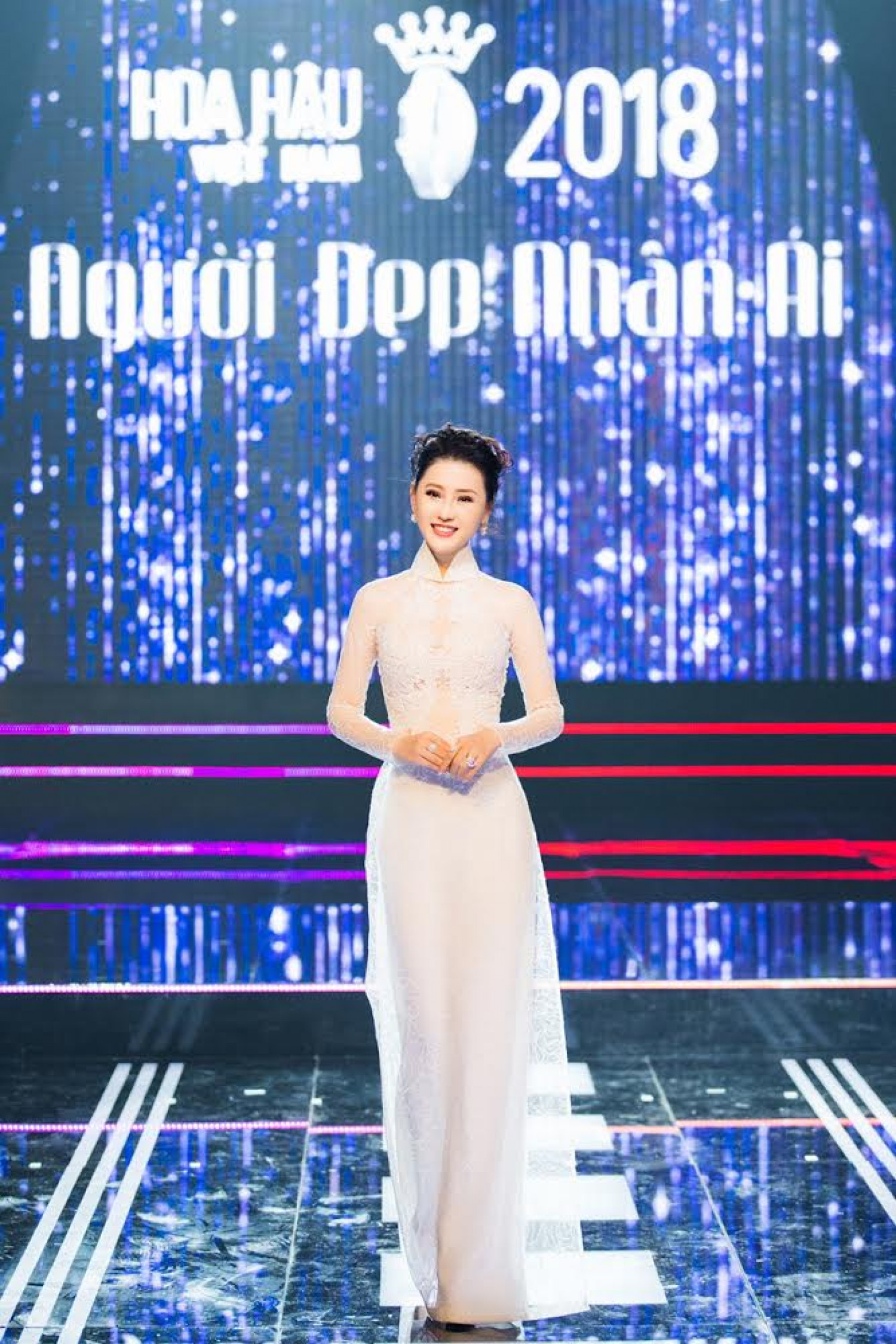 Diện chiếc áo dài trắng pha ren tinh tế, thanh lịch, trông Thái Như Ngọc không khác gì một thí sinh tại Hoa hậu Việt Nam 2018.
