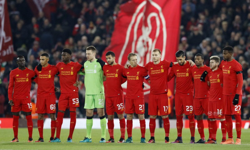 Trước giờ thi đấu Cup EFL, đội tuyển Liverpool của Anh dành 1 phút mặc niệm cho các thành viên của đội Chapecoense.