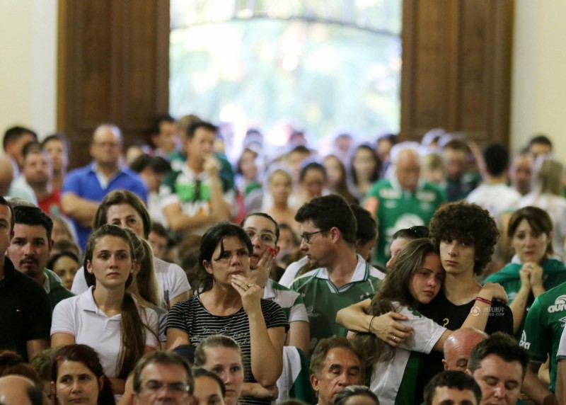 Nhiều người hâm mộ không đến sân vận động mà tới nhà thờ thành phố Chapeco để cầu nguyện, ai nấy đều rất buồn, tựa như các thành viên của đội bóng chính là người thân của họ.