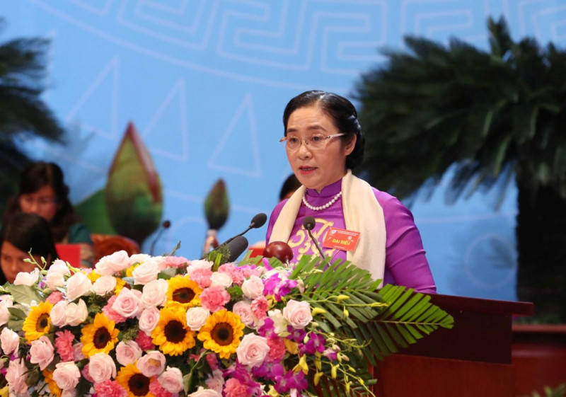 Bà Hoàng Thị Ái Nhiên, Phó Chủ tịch Thường trực Hội Liên hiệp Phụ nữ Việt Nam trình bày Báo cáo đánh giá nhiệm kỳ 2012-2017 và phương hướng, nhiệm vụ nhiệm kỳ 2017-2022. 