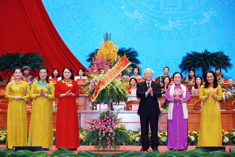 Tổng Bí thư Nguyễn Phú Trọng thay mặt Ban chấp hành Trung ương Đảng tặng hoa chúc mừng Đại hội