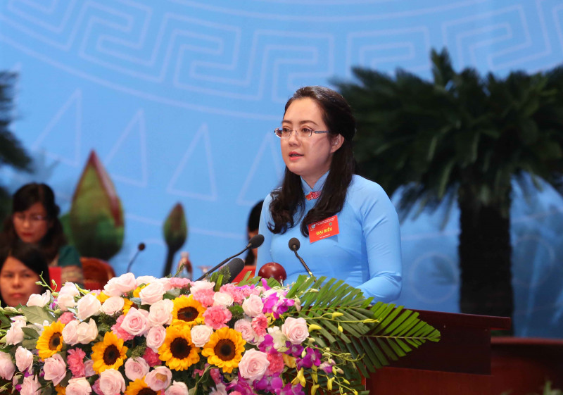 Đại biểu Nguyễn Thị Ngọc Bích, Hội Liên hiệp Phụ nữ Thành phố Hồ Chí Minh, trình bày tham luận