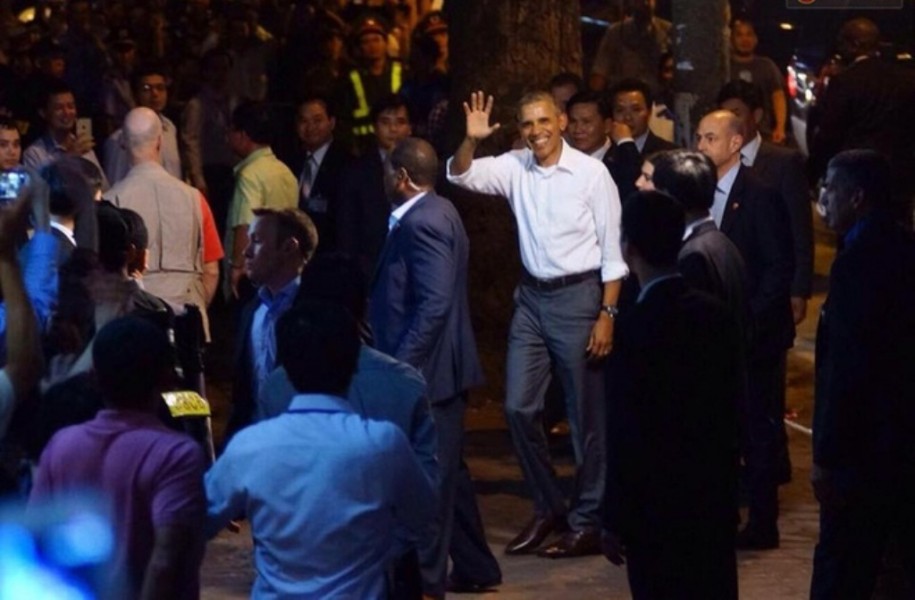 Khoảng 8 giờ tối, đoàn xe của tổng thống Obama di chuyển từ đường Ngô Quyền bất ngờ rẽ trái và tiến vào phố Lê Văn Hưu. Trong trang phục sơ mi trắng, quần âu, ông vẫy tay chào người dân xung quanh.