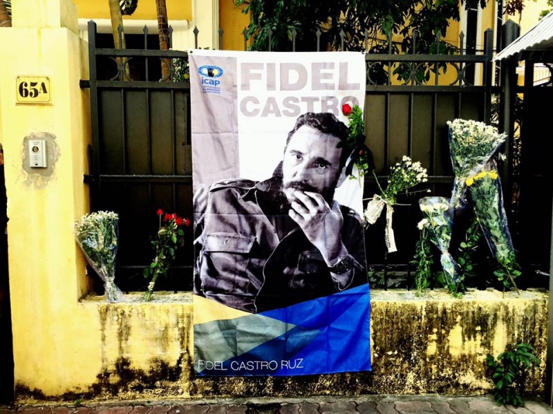 Tại Việt Nam, ngày 28/11, hàng trăm người dân Thủ đô và cả bạn bè quốc tế đã cùng nhau đến Đại sứ quán Cuba ở Hà Nội để tưởng nhớ vị anh hùng của đất nước Cuba - lãnh tụ Fidel Castro. Ảnh: Công Duy
