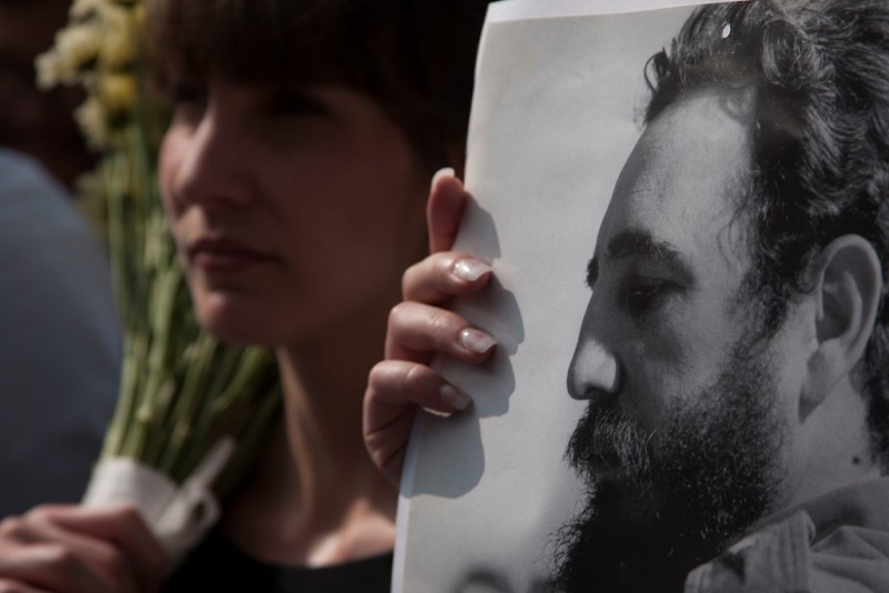 Người dân mang theo hoa và chân dung của lãnh tụ Fidel Castro đến viếng ông tại Đại sứ quán Cuba ở Mexico City hôm 27/11. Ảnh: AFP.