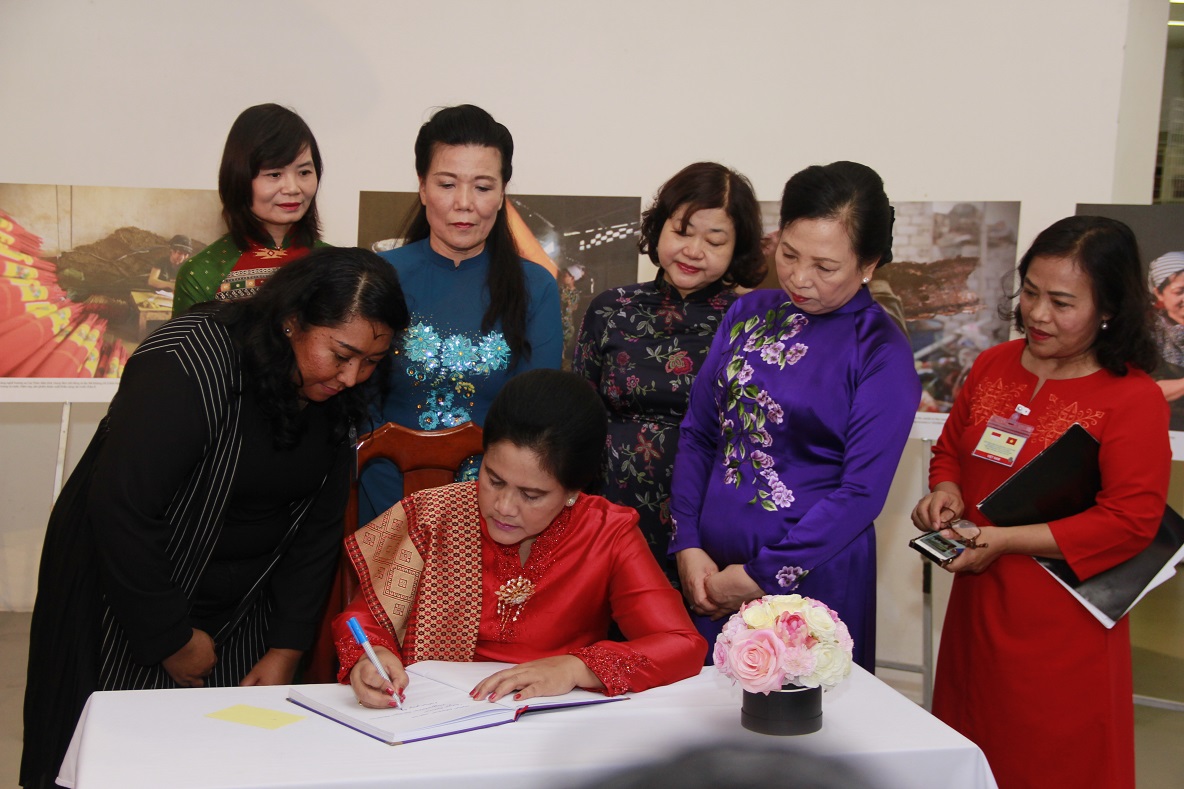 Phu nhân tổng thống Joko Widodo - bà Iriana viết cảm tưởng sau khi đi thăm các hiện vật trưng bày tại Bảo tàng.