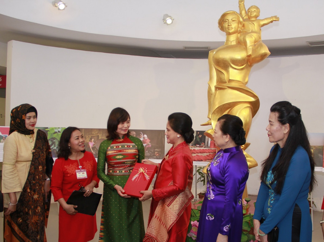 Phu nhân tổng thống Joko Widodo tặng quà cho Bảo tàng Phụ nữ Việt Nam