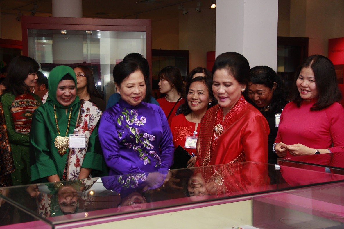 Sự kiện này diễn ra trong khuôn khổ chuyến thăm cấp Nhà nước Việt Nam từ ngày 11 đến 12/9 của Tổng thống nước Cộng hòa Indonesia và phu nhân.