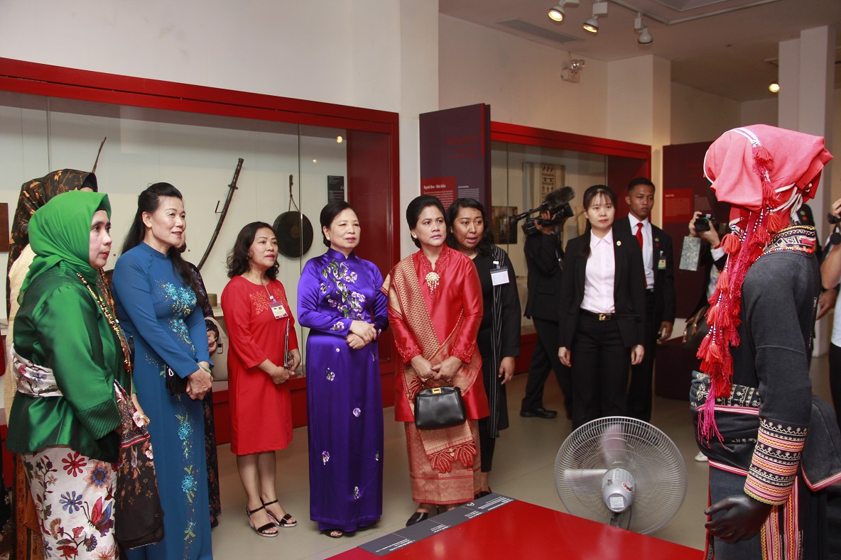 Đi cùng đoàn có Phó Chủ tịch Hội LHPNVN Nguyễn Thị Tuyết và các lãnh đạo Bảo tàng Phụ nữ Việt Nam