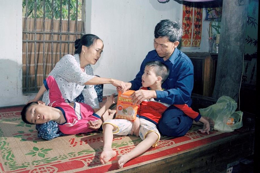 Vợ chồng anh Hoàng Nguyên Hòa và chị Nguyễn Thị Ân ở xã Quỳnh Văn, huyện Quỳnh Lưu, tỉnh Nghệ An, đều ở chiến trường trở về, có 2 con bị di chứng chất độc da cam/dioxin. (Ảnh: Phùng Triệu/TTXVN)

