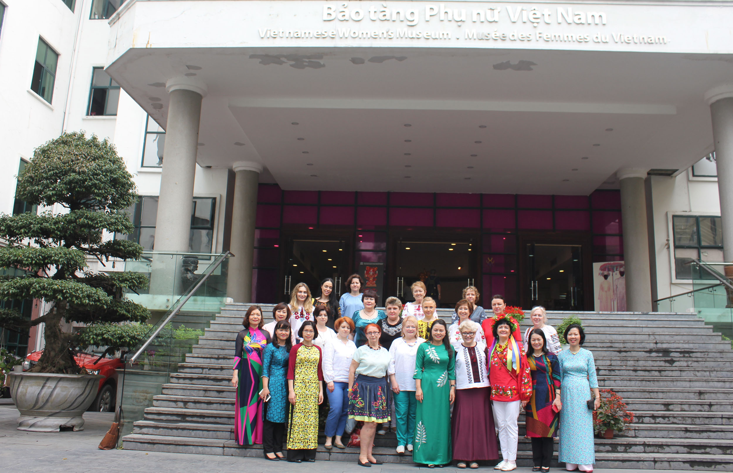 Sau buổi làm việc cùng Chủ tịch Thu Hà, đoàn đại biểu Hội Phụ nữ Ucraina đã tham quan Bảo tàng Phụ nữ Việt Nam. 