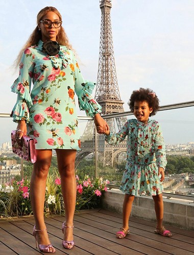 Beyonce và con gái Blue Ivy: Hai mẹ con nổi bật với thiết kế đầm hoa của Gucci phối cùng đôi sandals màu hồng. Nếu Beyonce chọn chiếc kính mắt mèo và bông hoa màu đen làm điểm nhấn ấn tượng thì bé Blue Ivy lại nổi trội với đôi tai mèo tinh nghịch.